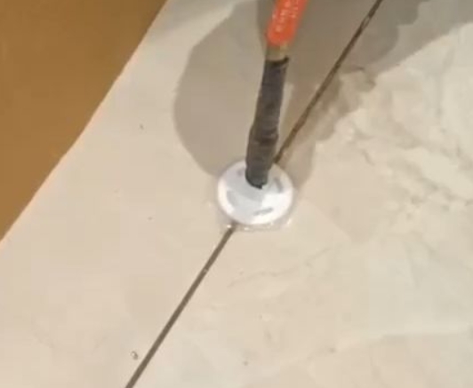 山阴瓷砖空鼓维修公司专业解答瓷砖在铺贴过程中，如果没有涂抹均匀到位的粘结材料（如水泥砂浆或瓷砖胶），可能会导致以下问题